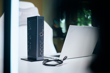 Mångsidig placering: Aorus AI Box kan ställas upp vertikalt för att spara utrymme på skrivbordet, vilket ger enkel åtkomst till de bakre Thunderbolt 5-portarna, HDMI 2.1, tre DisplayPort-portar och Ethernet-uttaget