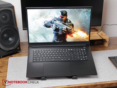 XMG Apex 17 på ett skrivbord