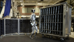 Atlas rör sig på ett sätt som liknar hur en människa gör (Bildkälla: Boston Dynamics/YouTube)