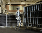 Atlas rör sig på ett sätt som liknar hur en människa gör (Bildkälla: Boston Dynamics/YouTube)