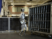 Atlas rör sig på ett sätt som liknar hur en människa gör (Bildkälla: Boston Dynamics/YouTube)