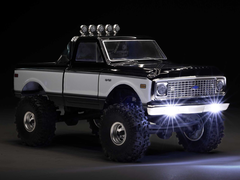 En bild av Axial SCX24-krypmaskinen mot en mörk bakgrund.