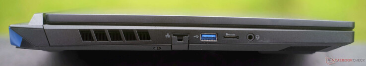 Vänster: Gigabit-RJ45, USB-A 3.1, microSD-kortläsare, ljuduttag
