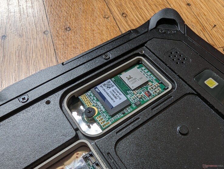 M.2 2242 SSD är löstagbar till skillnad från de flesta andra surfplattor