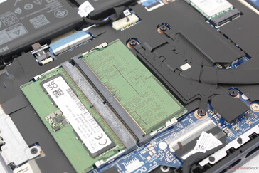 Tillgängliga 2x SODIMM-kortplatser. Vi kan märka lite lätt elektroniskt brus från vår testenhet