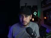 Innehållsskapare i en hemmastudio med mikrofon och kamera, som illustrerar YouTube-partnerprogrammet