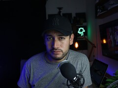 Innehållsskapare i en hemmastudio med mikrofon och kamera, som illustrerar YouTube-partnerprogrammet