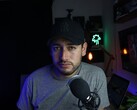 Innehållsskapare i en hemmastudio med mikrofon och kamera, som illustrerar YouTube-partnerprogrammet
