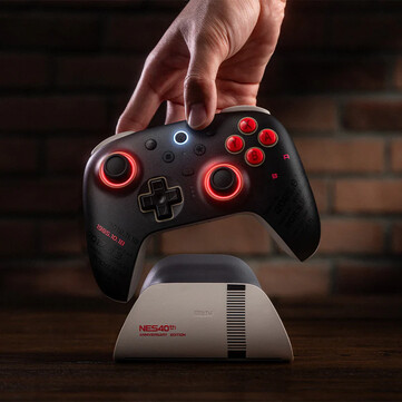 8BitDo Ultimate 2 Bluetooth - NES 40th Limited Edition har ett anpassat färgjobb med anmärkningsvärda datum tryckta på den. (Bildkälla: 8BitDo)
