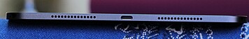 Höger: högtalare, USB-C-port, högtalare