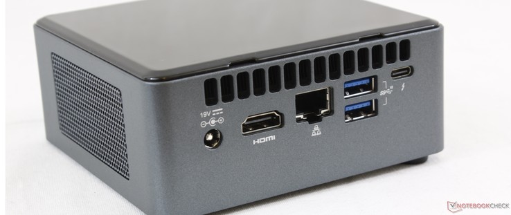 Baksidan: AC-adapter, HDMI 2.0, Gigabit RJ-45, 2x USB 3.1 Gen. 2, Thunderbolt 3