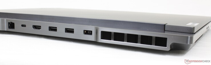 Baksida: RJ-45, USB-C 3.2 Gen. 2 (DisplayPort 1.4 + 135 W Power Delivery), HDMI 2.1, USB-A 3.2 Gen. 1, USB-A 3.2 Gen. 1 (alltid på), AC-adapter