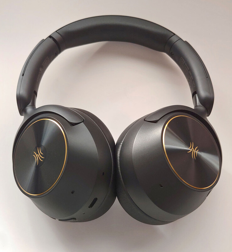 En brusreducerande mikrofon är placerad på varje öronkåpa och en samtalsmikrofon är placerad nära USB-C-porten. (Bildkälla: Notebookcheck)