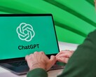 Person som skriver på en bärbar dator med ChatGPT-logotypen på skärmen