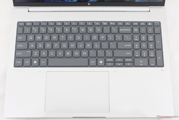 Teckensnittet är nu centrerat och mycket större jämfört med förra årets EliteBook 865 G10