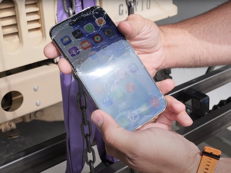 IPhone Air fick sprickor och böjningar i det extrema testet, men fortsatte att fungera normalt. (Bildkälla: JerryRigEverything på YouTube)