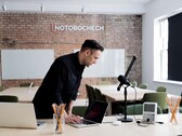 Vår författare på ett fiktivt Notebookcheck-kontor (bildkälla: genererad av Vidu.com)