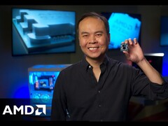 AMD:s vice VD och GM Jack Huynh håller upp en Ryzen gaming CPU.