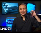 AMD:s vice VD och GM Jack Huynh håller upp en Ryzen gaming CPU.