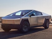 En Tesla Cybertruck. En kommande uppdatering kommer att göra det möjligt för lastbilen att känna igen och visa andra Cybertrucks på vägen (Bildkälla: Greg Pajo/Car and Driver)
