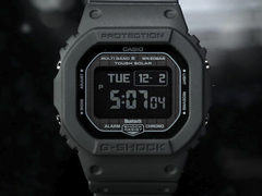 En närbild av displayen på Casio G-Shock GW-BX5600-1A1, mot en mörk bakgrund.