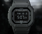 En närbild av displayen på Casio G-Shock GW-BX5600-1A1, mot en mörk bakgrund.