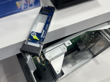 E1.S-adaptern för 2280er-SSD.