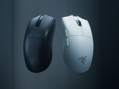 Razer Viper V4 Pro trådlös gamingmus visas upp i svart och vitt