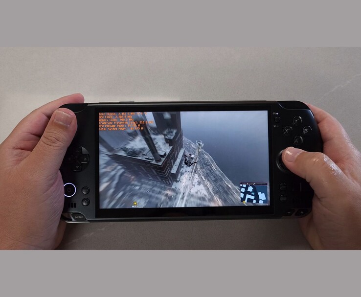 Närbild av GPD Win 5 handdator som kör Spider-Man med benchmark-överlägg synligt på skärmen. (Bildkälla: The Phawx via YouTube)