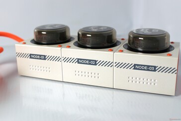 ...och "Node 01", "Node 02", och "Node 03" på den andra.