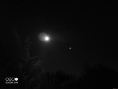 Ljusa objekt, som månen och stjärnor, visas ljusare i nattseende-läget än i standardfotoläget.