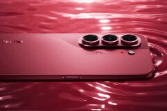 Tecno Camon Slim 5G är bara något tjockare än iPhone Air, men den har ett batteri som är nästan dubbelt så stort.