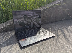AMD ZenBook 14 OLED i öppet läge