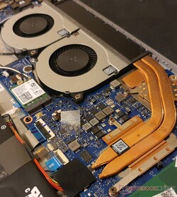 Två fläktar och två värmerör i kontorsdatorn med ett RTX-grafikkort