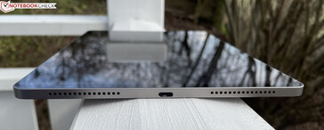 Höger sida: Högtalare, USB-C 2.0, högtalare (bildkälla: Manuel Masiero)