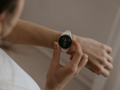 Den grafiska skärmdumpen från Garmin-appen visade också trender i hjärtfrekvens, HRV-status och batterinivåer i kroppen under flera veckor. På bilden - en smartklocka från Garmin. (Bildkälla: Káplár Bálint Áron på Unsplash)