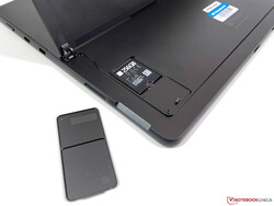 Den kompakta SSD-enheten kan bytas ut.