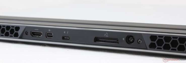 Baksidan: HDMI 2.0b, mini-DisplayPort 1.3, Thunderbolt 3 med USB-C laddning, Alienware Graphics Amplifier Port, AC-adapter