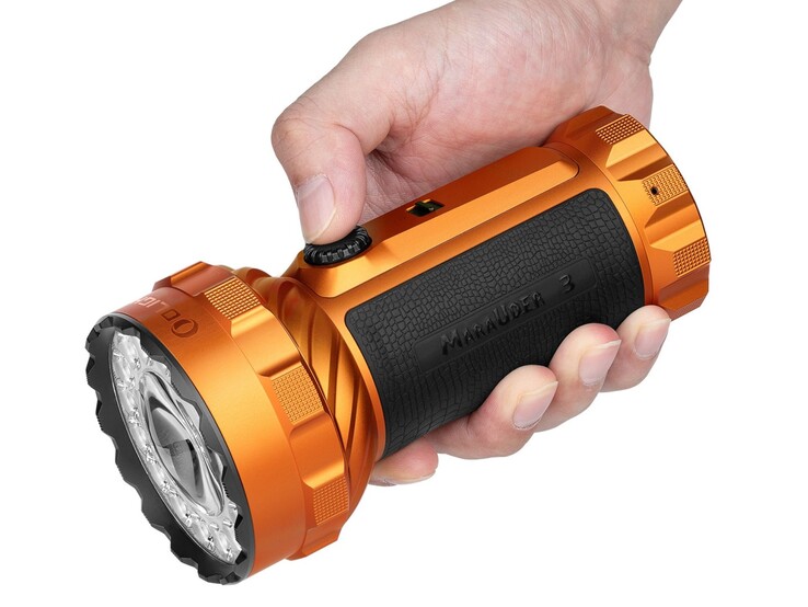 Olight Marauder 3 har ett silikonklätt grepp.