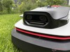Kameran och LED-lampan bildar ett leende ansikte