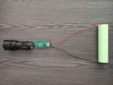 Denna ficklampa levereras med ett natriumjonbatteri