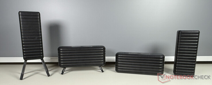 De fyra externa högtalarna har utfällbara ben