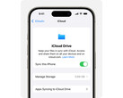 Reklambild för Apple's iCloud Drive visas på en iPhone mot en vit bakgrund. (Bildkälla: Apple)