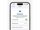 Reklambild för Apple's iCloud Drive visas på en iPhone mot en vit bakgrund. (Bildkälla: Apple)
