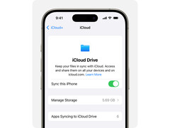 Reklambild för Apple&#039;s iCloud Drive visas på en iPhone mot en vit bakgrund. (Bildkälla: Apple)