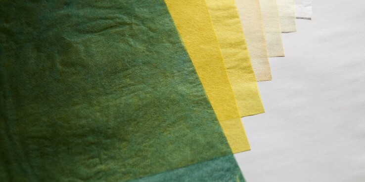 Japanskt washi-papper, färgat med chitose midori, ett traditionellt japanskt grönt pigment.