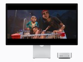 Bilden visar den nya M6 Mac mini bredvid en Studio-skärm. Någon form av film spelas upp. 