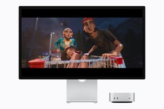 Bilden visar den nya M6 Mac mini bredvid en Studio-skärm. Någon form av film spelas upp. 