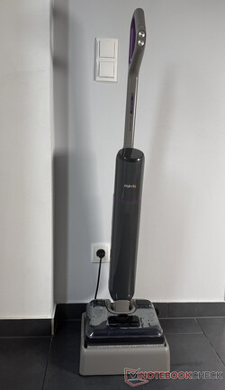 Eureka FloorShine 830 vid sin laddnings- och självrengöringsstation.