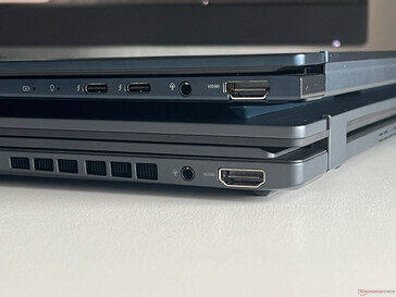 Zenbook Duo OLED (nederst) vs. Zenbook 14 OLED (överst)